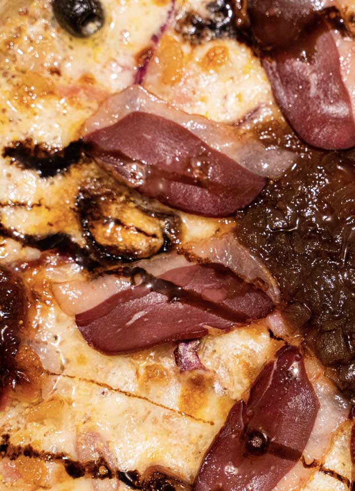 Pizza gersoise avec magret de canard et vinaigre balsamique