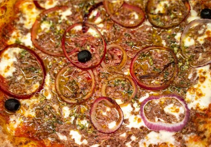 Pizza viande hachée et oignons rouges